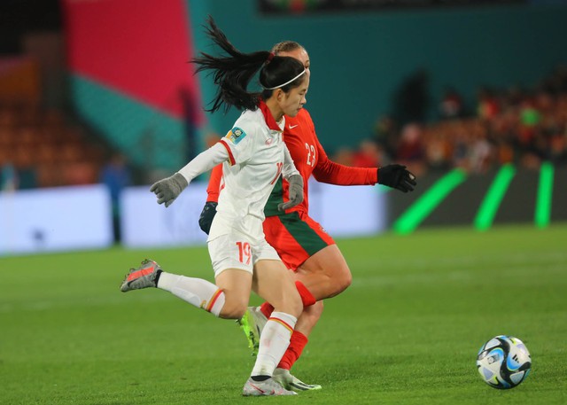 Xúc động hình ảnh đội tuyển nữ Việt Nam thi đấu quả cảm trước ĐT Bồ Đào Nha - Ảnh 6.