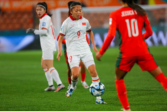 Xúc động hình ảnh đội tuyển nữ Việt Nam thi đấu quả cảm trước ĐT Bồ Đào Nha - Ảnh 9.