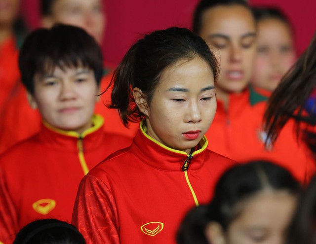 Xúc động hình ảnh đội tuyển nữ Việt Nam thi đấu quả cảm trước ĐT Bồ Đào Nha - Ảnh 10.