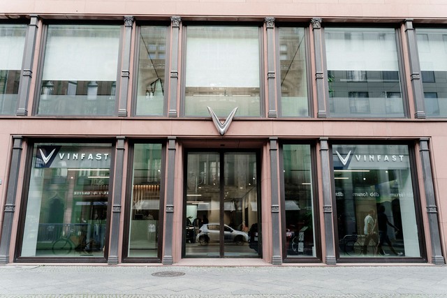 Vinfast khai trương cửa hàng Berlin, mở rộng mạng lưới tại Châu Âu - Ảnh 1.
