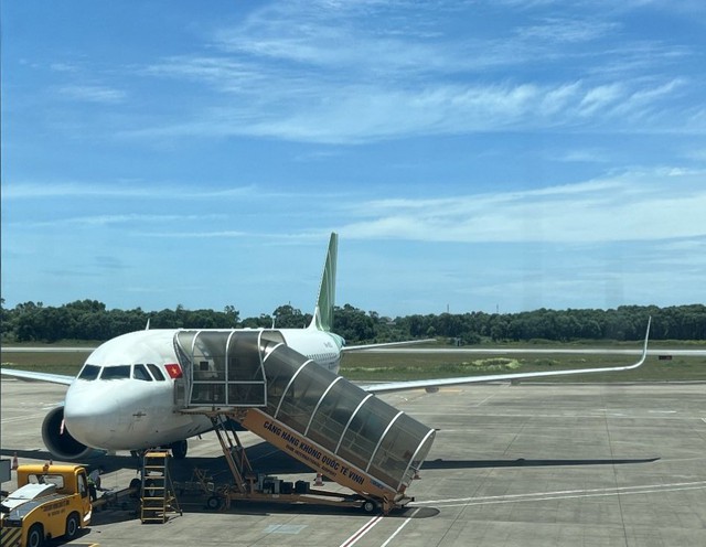 Hàng chục chuyến bay bị tạm hoãn vì đường băng sân bay Vinh nứt nẻ - Ảnh 2.