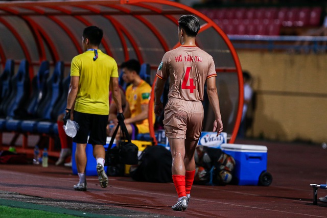 Hồ Tấn Tài rời sân vì chấn thương, CAHN đánh mất cơ hội vào top 1 - Ảnh 2.