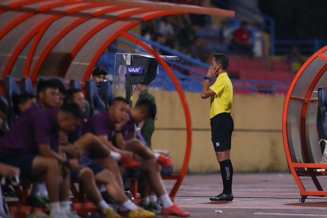 Giai đoạn 2 V-League 2023: VAR đã chứng minh tầm quan trọng như thế nào? - Ảnh 1.