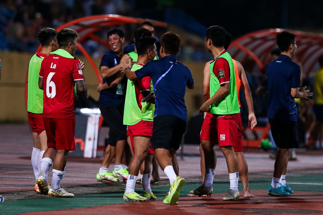Hồ Tấn Tài rời sân vì chấn thương, CAHN đánh mất cơ hội vào top 1 - Ảnh 9.