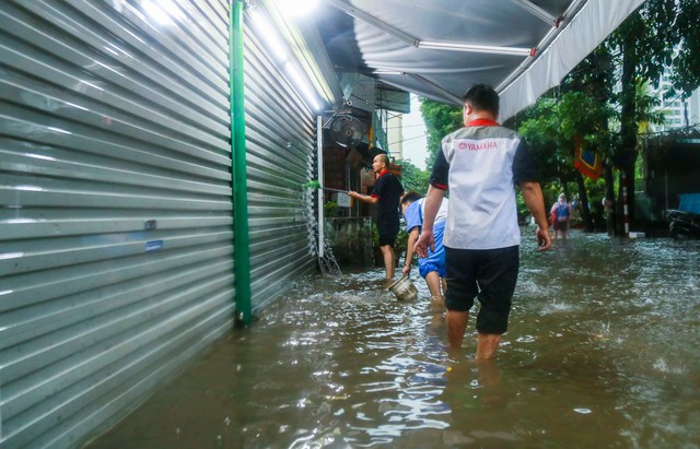 Hà Nội mưa trắng trời, phố phường ngập lụt, xe cộ &quot;bì bõm&quot; lội trong nước  - Ảnh 7.