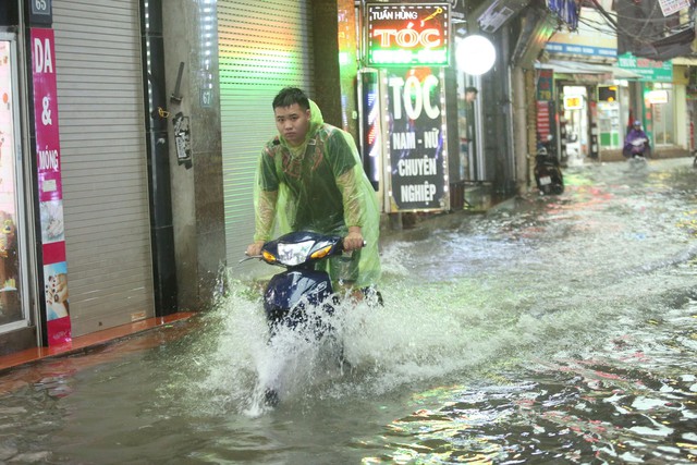 Hà Nội mưa trắng trời, phố phường ngập lụt, xe cộ &quot;bì bõm&quot; lội trong nước  - Ảnh 15.
