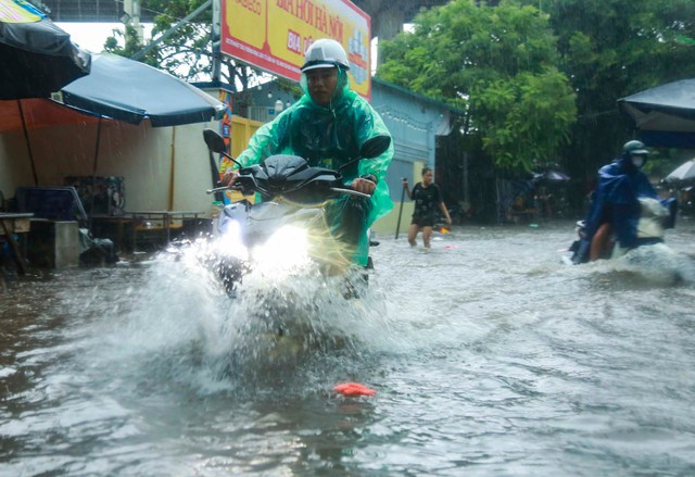 Hà Nội mưa trắng trời, phố phường ngập lụt, xe cộ &quot;bì bõm&quot; lội trong nước  - Ảnh 2.
