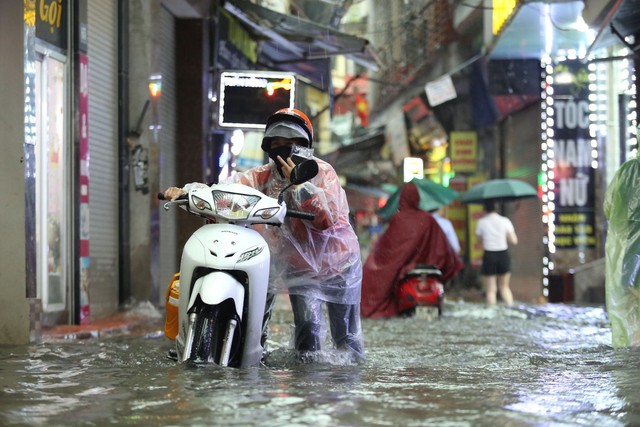 Hà Nội mưa trắng trời, phố phường ngập lụt, xe cộ &quot;bì bõm&quot; lội trong nước  - Ảnh 16.