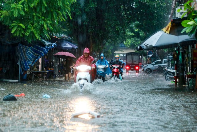 Hà Nội mưa trắng trời, phố phường ngập lụt, xe cộ &quot;bì bõm&quot; lội trong nước  - Ảnh 5.