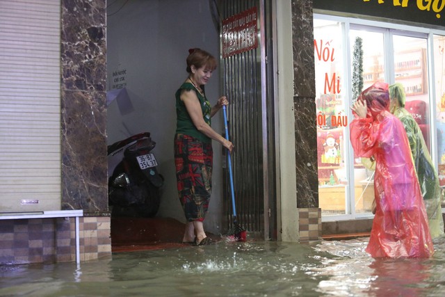 Hà Nội mưa trắng trời, phố phường ngập lụt, xe cộ &quot;bì bõm&quot; lội trong nước  - Ảnh 12.