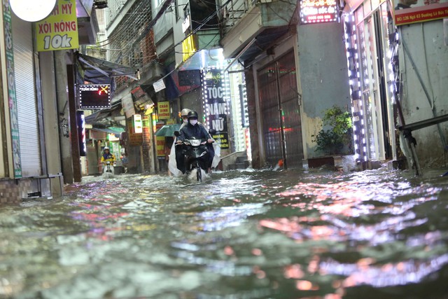 Hà Nội mưa trắng trời, phố phường ngập lụt, xe cộ &quot;bì bõm&quot; lội trong nước  - Ảnh 11.