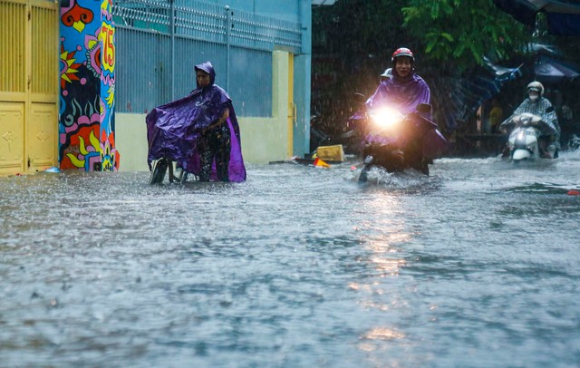 Hà Nội mưa trắng trời, phố phường ngập lụt, xe cộ &quot;bì bõm&quot; lội trong nước  - Ảnh 4.