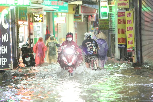 Hà Nội mưa trắng trời, phố phường ngập lụt, xe cộ &quot;bì bõm&quot; lội trong nước  - Ảnh 13.