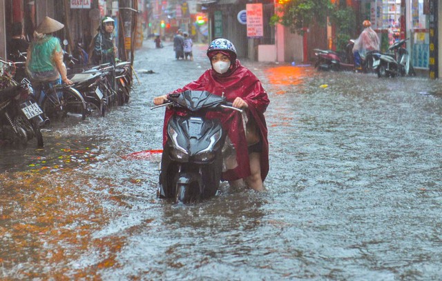 Hà Nội mưa trắng trời, phố phường ngập lụt, xe cộ &quot;bì bõm&quot; lội trong nước  - Ảnh 8.