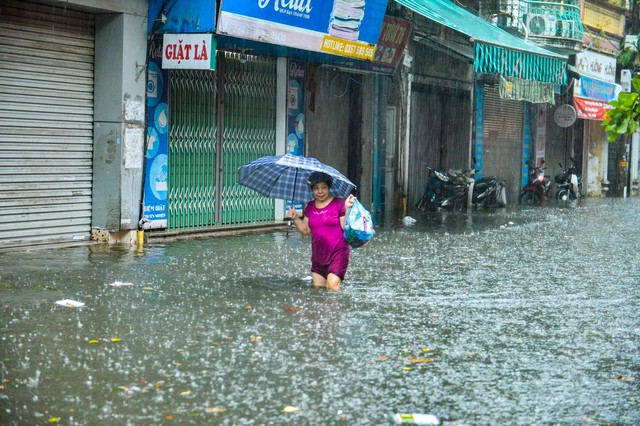 Hà Nội mưa trắng trời, phố phường ngập lụt, xe cộ &quot;bì bõm&quot; lội trong nước  - Ảnh 9.