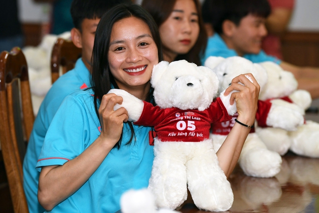Thanh Nhã tạo dáng đáng yêu cùng Huỳnh Như, tuyển nữ Việt Nam thích thú khi được tặng... gấu bông - Ảnh 2.