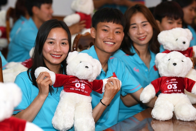 Thanh Nhã tạo dáng đáng yêu cùng Huỳnh Như, tuyển nữ Việt Nam thích thú khi được tặng... gấu bông - Ảnh 4.