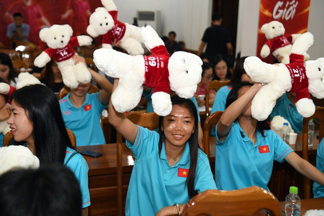 Thanh Nhã tạo dáng đáng yêu cùng Huỳnh Như, tuyển nữ Việt Nam thích thú khi được tặng... gấu bông - Ảnh 3.