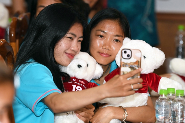 Thanh Nhã tạo dáng đáng yêu cùng Huỳnh Như, tuyển nữ Việt Nam thích thú khi được tặng... gấu bông - Ảnh 1.