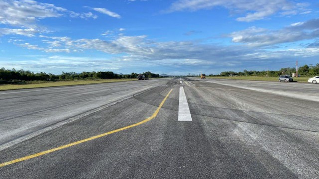 Đường băng sân bay Vinh đã được khắc phục xong - Ảnh 1.