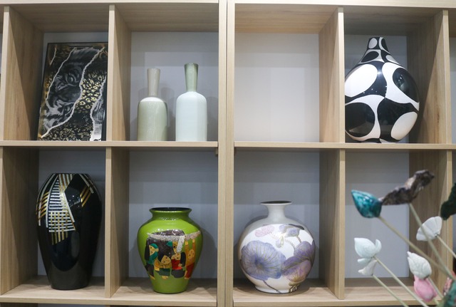 Hơn 400 sản phẩm tiêu biểu ngành gốm sứ - sơn mài được trưng bày tại Hà Nội - Ảnh 4.