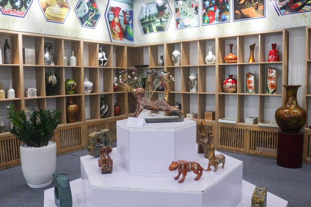 Hơn 400 sản phẩm tiêu biểu ngành gốm sứ - sơn mài được trưng bày tại Hà Nội - Ảnh 3.