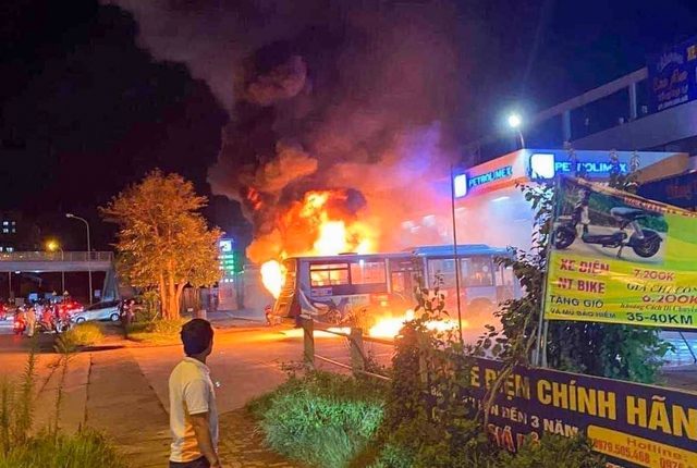 Cháy xe buýt tại trạm xăng Khu công nghiệp Thăng Long trong đêm - Ảnh 1.