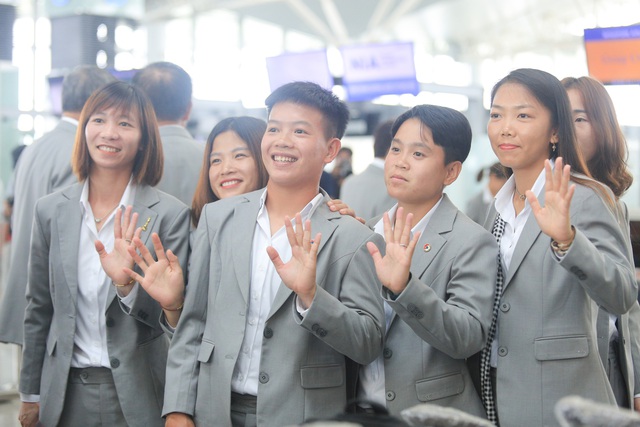 Huỳnh Như mang theo khăn rằn, tuyển nữ Việt Nam lên đường dự World Cup - Ảnh 1.