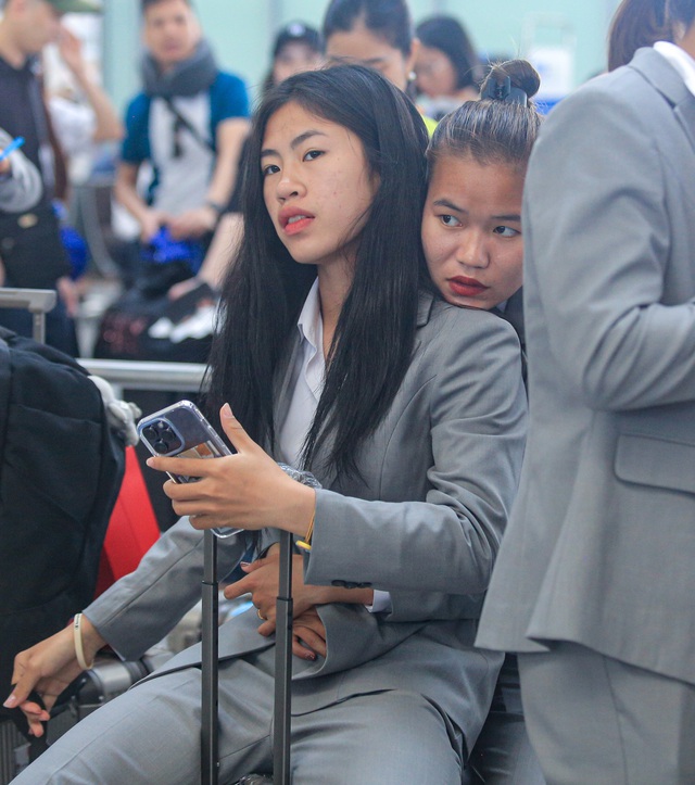 Huỳnh Như mang theo khăn rằn, tuyển nữ Việt Nam lên đường dự World Cup - Ảnh 5.