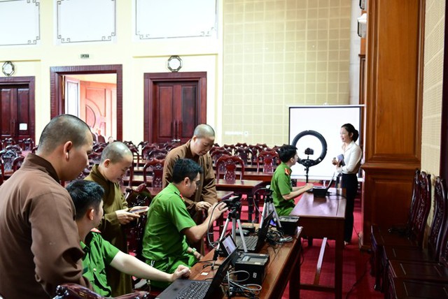 Tăng, Ni sinh Học viện Phật giáo Việt Nam tích cực tham gia kích hoạt tài khoản định danh điện tử - Ảnh 3.