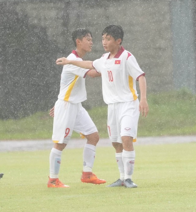 Trời đổ cơn mưa, U19 nữ Việt Nam cũng dội mưa bàn thắng trước U19 Singapore - Ảnh 7.