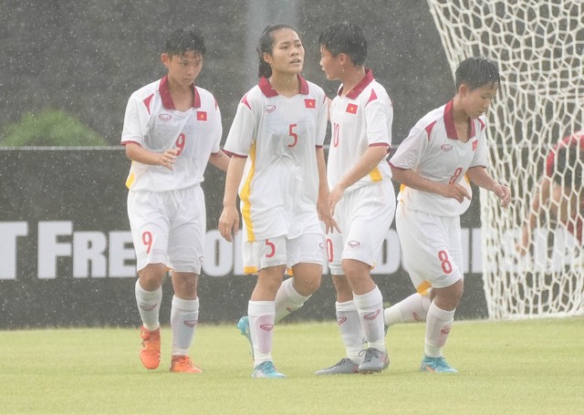 Trời đổ cơn mưa, U19 nữ Việt Nam cũng dội mưa bàn thắng trước U19 Singapore - Ảnh 3.