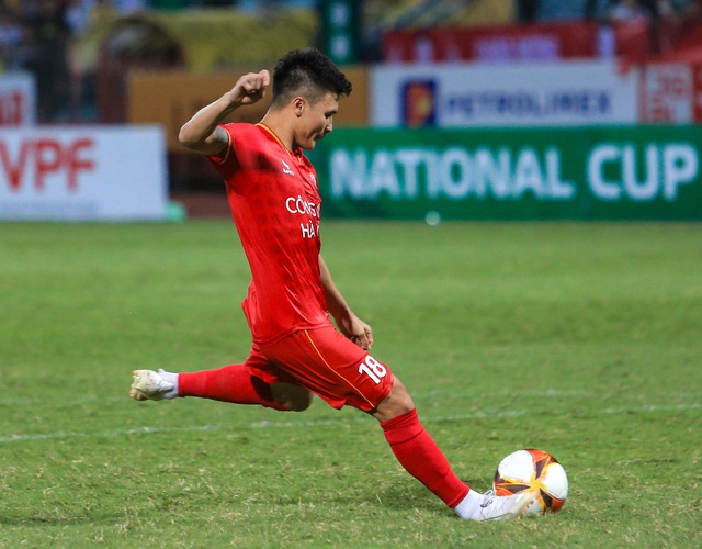 Quang Hải buồn bã vì sút trượt penalty, CLB CAHN bị loại tại vòng 1/8 Cúp Quốc gia 2023 - Ảnh 3.