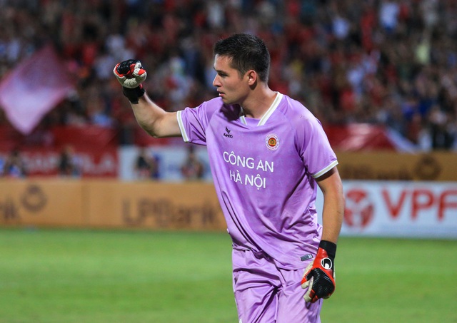 Filip Nguyễn bần thần sau trận thua, thủ môn Việt kiều hay nhưng V.League không dễ dàng - Ảnh 4. Filip Nguyễn bần thần sau trận thua, thủ môn Việt kiều hay nhưng V.League không dễ dàng - Ảnh 4.