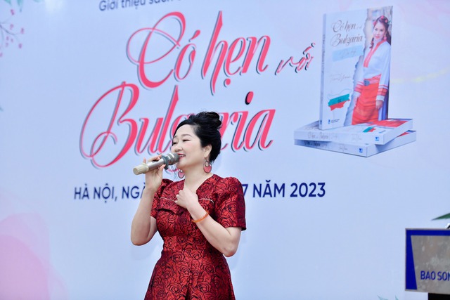 Nhà thơ Dương Kỳ Anh và dàn nghệ sĩ đến chúc mừng nhà văn Tina Yuan ra sách mới - Ảnh 6.