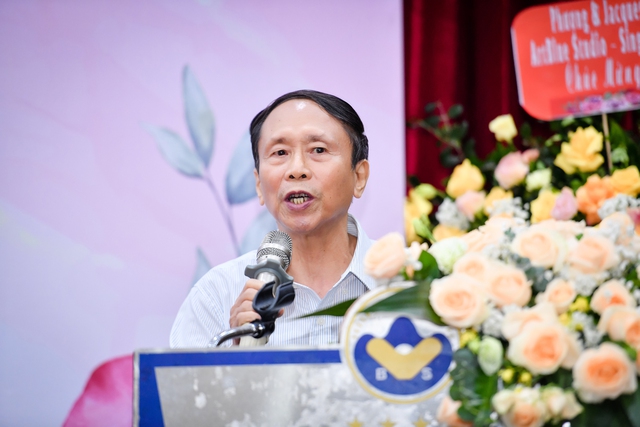 Nhà thơ Dương Kỳ Anh và dàn nghệ sĩ đến chúc mừng nhà văn Tina Yuan ra sách mới - Ảnh 5.