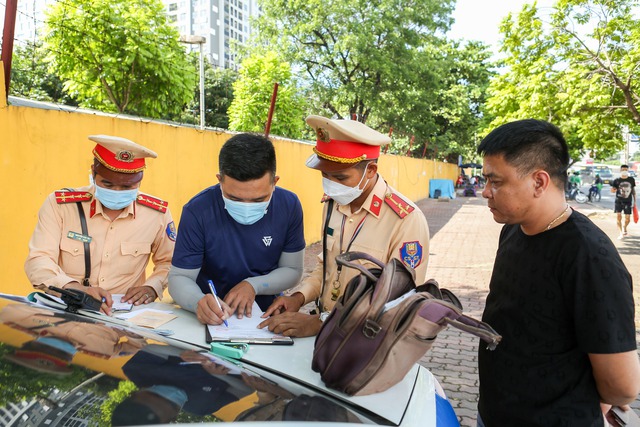 Hà Nội: CSGT xử phạt hàng loạt xe khách “chạy rùa bò” - Ảnh 3.