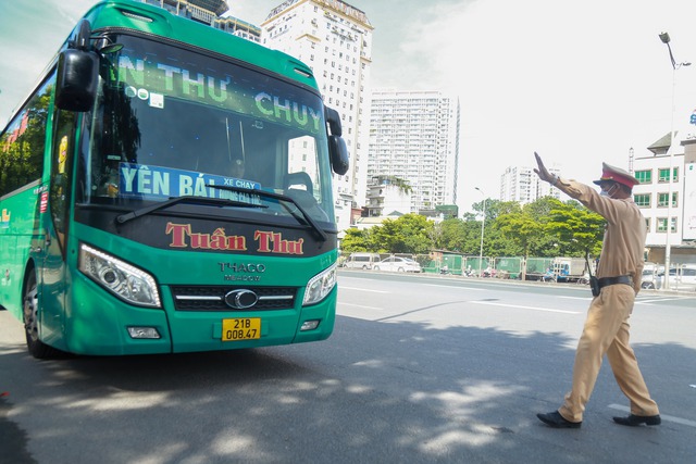 Hà Nội: CSGT xử phạt hàng loạt xe khách “chạy rùa bò” - Ảnh 1.