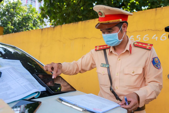 Hà Nội: CSGT xử phạt hàng loạt xe khách “chạy rùa bò” - Ảnh 2.