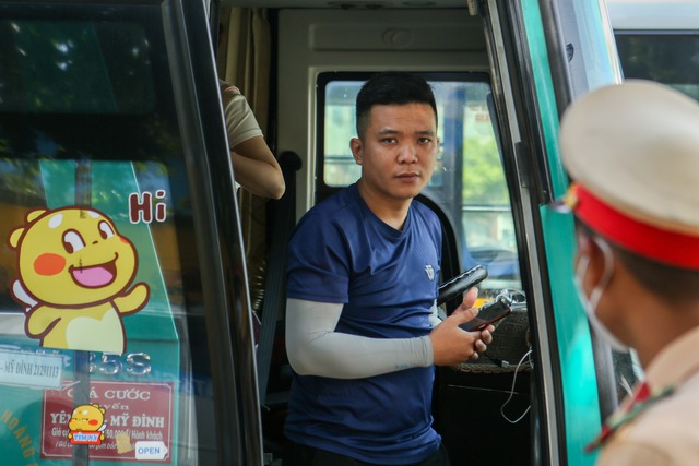 Hà Nội: CSGT xử phạt hàng loạt xe khách “chạy rùa bò” - Ảnh 4.