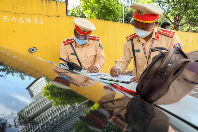 Hà Nội: CSGT xử phạt hàng loạt xe khách “chạy rùa bò” - Ảnh 11.