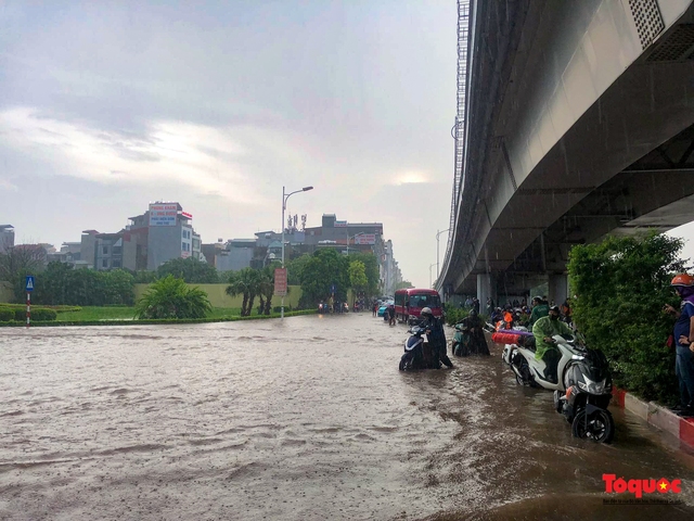 Hà Nội: Cơn mưa lơn cuối giờ chiều khiến giao thông tê liệt, nhiều tuyến phố ngập sâu - Ảnh 2.