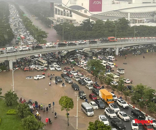 Hà Nội: Cơn mưa lơn cuối giờ chiều khiến giao thông tê liệt, nhiều tuyến phố ngập sâu - Ảnh 1.