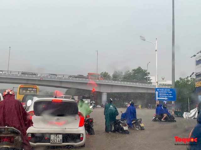 Hà Nội: Cơn mưa lơn cuối giờ chiều khiến giao thông tê liệt, nhiều tuyến phố ngập sâu - Ảnh 5.