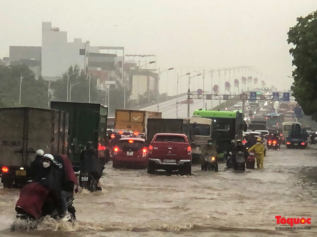 Hà Nội: Cơn mưa lơn cuối giờ chiều khiến giao thông tê liệt, nhiều tuyến phố ngập sâu - Ảnh 3.