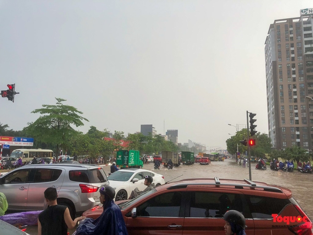 Hà Nội: Cơn mưa lơn cuối giờ chiều khiến giao thông tê liệt, nhiều tuyến phố ngập sâu - Ảnh 6.