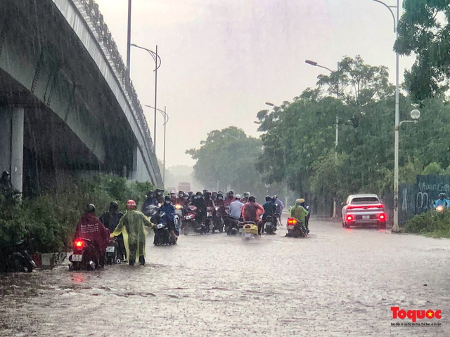 Hà Nội: Cơn mưa lơn cuối giờ chiều khiến giao thông tê liệt, nhiều tuyến phố ngập sâu - Ảnh 7.