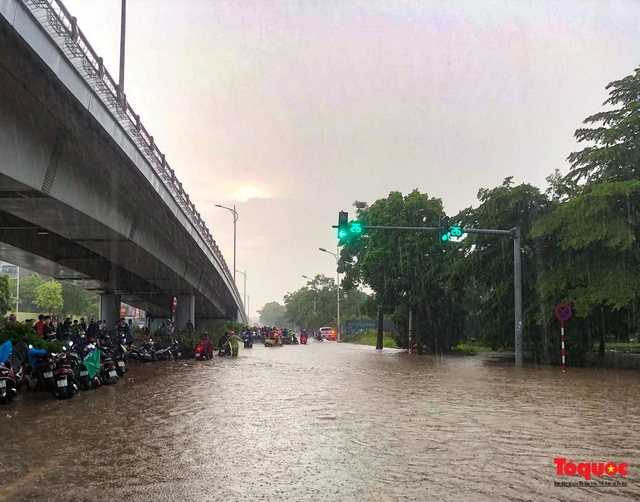 Hà Nội: Cơn mưa lơn cuối giờ chiều khiến giao thông tê liệt, nhiều tuyến phố ngập sâu - Ảnh 4.