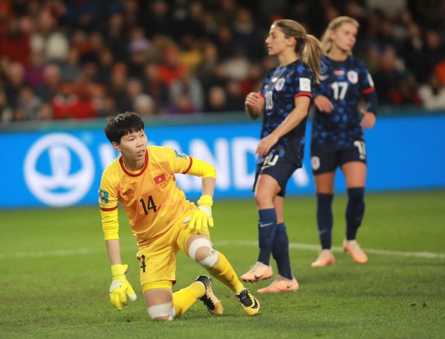 Hình ảnh xúc động của người phụ nữ Việt Nam ở World Cup: Thanh Nhã ngã dúi dụi vẫn kiên cường thi đấu - Ảnh 9.