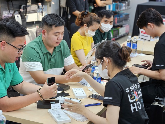 Xô đổ kỷ lục về đơn đặt hàng, đây là hai mẫu điện thoại Samsung đang khiến hàng nghìn khách Việt thích mê - Ảnh 2.